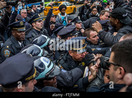 Face avec le NYPD à 59e et 6e Avenue à l'Atout anti-rallye. Des milliers ont marché pendant l'Anti-Trump Rally à travers les rues de Manhattan et étaient remplies de gaz poivré et il y avait aussi trois photographes arrêtés. (Photo de Michael Nigro / Pacific Press) Banque D'Images