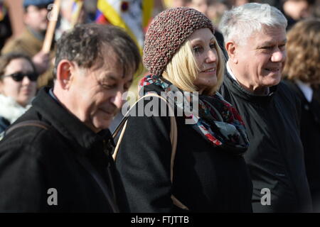 Michael Zantovsky(de gauche), le Directeur exécutif de la bibliothèque de Vaclav Havel à Prague, Olga Sommerova, directeur de film et évêque tchèque Vaclav Maly pendant la manifestation pacifique en faveur de la démocratie et des droits de l'homme en République tchèque, de Chine, du Tibet et de Taïwan à l'occasion de la visite du président chinois. Organisé par l'ancien ministre de l'environnement Martin Bursik. Soutenu par les groupes suivants : Les Tchèques félicite Dalaï-lama le 80e anniversaire, nous soutenons le Tibet, stylo klub CR, Forum 2000, Post Bellum à Prague, République tchèque, le 29 mars 2016. (Photo/CTK Katerina Sulova) Banque D'Images