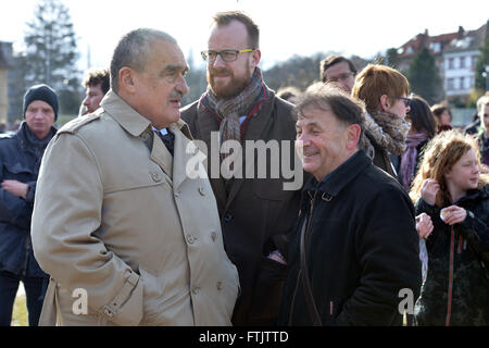 Michael Zantovsky (à droite), le Directeur exécutif de la bibliothèque de Vaclav Havel à Prague et Karel Schwarzenberg (à gauche), ancien chef de TOP 09 et Ministre des affaires étrangères au cours de la manifestation pacifique en faveur de la démocratie et des droits de l'homme en République tchèque, de Chine, du Tibet et de Taïwan à l'occasion de la visite du président chinois. Organisé par l'ancien ministre de l'environnement Martin Bursik. Soutenu par les groupes suivants : Les Tchèques félicite Dalaï-lama le 80e anniversaire, nous soutenons le Tibet, stylo klub CR, Forum 2000, Post Bellum à Prague, République tchèque, le 29 mars 2016. (Photo/CTK Katerina Sulova) Banque D'Images