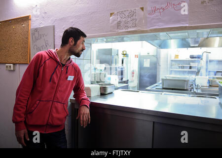 Berlin, Allemagne. Mar 29, 2016. Une aide en attente de la distribution de denrées alimentaires à un centre d'hébergement d'urgence des réfugiés à Berlin, Allemagne, 29 mars 2016. Photo : Britta Pedersen/dpa/Alamy Live News Banque D'Images