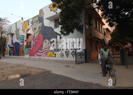 New Delhi, Inde. 14Th Feb 2016. Un cycliste passe une fresque par l'artiste Japonaise Aiko à l'air libre de galerie à Lodhi Colony à New Delhi, Inde, 14 février 2016. Plus de 25 artistes du monde entier ont peint les murs du quartier, dans le cadre de la Street Art Festival organisé par Indial ST organisation ART. PHOTO : DOREEN FIEDLER/DPA/Alamy Live News Banque D'Images