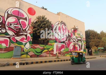 New Delhi, Inde. 14Th Feb 2016. Un auto rickshaw passe une murale de l'artiste japonais Suiko en plein air galerie à Lodhi Colony à New Delhi, Inde, 14 février 2016. Plus de 25 artistes du monde entier ont peint les murs du quartier, dans le cadre de la Street Art Festival organisé par Indial ST organisation ART. PHOTO : DOREEN FIEDLER/DPA/Alamy Live News Banque D'Images