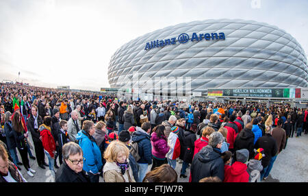 Munich, Allemagne. Mar 29, 2016. Des fans de football en direction du stade pour le match de football entre l'Allemagne et l'Italie, à l'Allianz Arena de Munich, Allemagne, 29 mars 2016. PHOTO : MARC MUELLER/DPA/Alamy Live News Banque D'Images