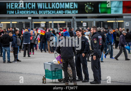 Munich, Allemagne. Mar 29, 2016. Avertir la police un collecteur de bouteilles de ne pas laisser ses bagages sans surveillance, à Munich, Allemagne, 29 mars 2016. PHOTO : MARC MUELLER/DPA/Alamy Live News Banque D'Images