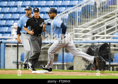Dunedin, Floride, USA. Mar 29, 2016. Vous VRAGOVIC | fois.Rays de Tampa Bay de premier but James Loney (21) des célibataires dans la deuxième manche du match entre les Rays de Tampa Bay et les Blue Jays de Toronto en Floride Échange automatique Stadium à Dunedin, en Floride, le Mardi, Mars 29, 2016. © Vous Vragovic/Tampa Bay Times/ZUMA/Alamy Fil Live News Banque D'Images