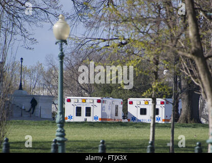 Washington, District de Columbia, Etats-Unis. Mar 28, 2016. Les ambulances attendent devant le United States Capitol Visitors Centre, à la suite d'une fusillade à Washington, DC le lundi 28 mars 2016.Crédit : Ron Sachs/CNP. © Ron Sachs/CNP/ZUMA/Alamy Fil Live News Banque D'Images