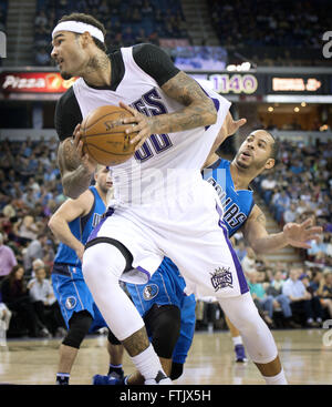 Sacramento, CA, USA. Mar 27, 2016. Centre des Sacramento Kings Willie Cauley-Stein (00) est encrassé dans 2e trim comme Dallas Mavericks guard Devin Harris (34) attrape son jersey de derrière. Sacramento Kings contre les Dallas Mavericks durant leur jeu de Sleep Train Arena le Dimanche, Mars 27, 2016 à Sacramento. © Hector Amezcua/Sacramento Bee/ZUMA/Alamy Fil Live News Banque D'Images
