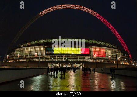 Londres, Royaume-Uni. 29 mars 2016. Le stade de Wembley est éclairé aux couleurs de pavillon belge (à la suite de la récente bombe) avant le match amical entre l'Angleterre et les Pays-Bas. Le match les un hommage à Johan Cruyff, la légende néerlandaise, qui est décédée d'un cancer récemment. Crédit : Stephen Chung / Alamy Live News Banque D'Images