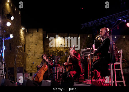 Jérusalem, Israël, le 29 mars. Le Gulaza band effectuer l'interprétation de la musique Yéménite près de la porte de Jaffa que le «sons de la vieille ville' music festival s'ouvre à Jérusalem offrant un aperçu des diverses traditions de la musique dans la vieille ville de Jérusalem Israël le 29 mars 2016. Les trois jours de festival de musique ont lieu dans les ruelles, les rues et places dans les trois premiers trimestres de la vieille ville avec des ensembles, et les bandes parsemées dans toute la région. Credit : Eddie Gerald/Alamy Live News Banque D'Images