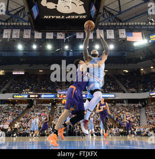 Sacramento, CA, USA. Mar 25, 2016. Phoenix Suns guard Devin Booker (1) fautes Sacramento Kings center DeMarcus Cousins (15) Comme il conduit au panier Sacramento Kings contre les Phoenix Suns au cours de leur jeu de Sleep Train Arena le vendredi 25 mars 2016 à Sacramento. © Hector Amezcua/Sacramento Bee/ZUMA/Alamy Fil Live News Banque D'Images