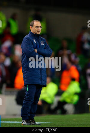 Aviva Stadium de Dublin, Irlande. Mar 29, 2016. Le Football International Friendly Rep. of Ireland contre la Slovaquie. Martin O'Neill Manager Rep. of Ireland les regarde. Credit : Action Plus Sport/Alamy Live News Banque D'Images