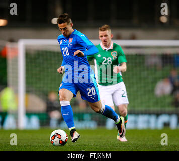 Aviva Stadium de Dublin, Irlande. Mar 29, 2016. Le Football International Friendly Rep. of Ireland contre la Slovaquie. Robert Mak (Slovaquie) s'éloigne de Jonathan Hayes (Rep. of Ireland). Credit : Action Plus Sport/Alamy Live News Banque D'Images