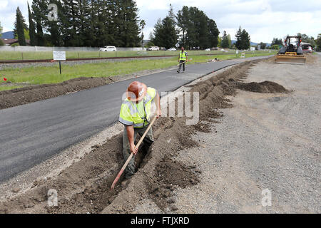 Napa, CA, USA. Mar 28, 2016. Christian Orellana de Wabo Landscaping creuse un fossé de l'irrigation qui longent le sentier de la vigne au nord de Napa, le lundi après-midi. © Napa Valley Inscription/ZUMA/Alamy Fil Live News Banque D'Images