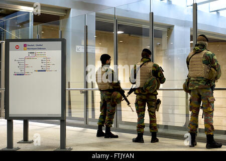 Bruxelles, Belgique. 29 mars, 2016. Soldats de garde à la station de métro Schuman. La Belgique est toujours en alerte après des attaques de ces dernières semaines, Bruxelles, Belgique Crédit : Rey T. Byhre/Alamy Live News Banque D'Images