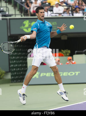 Key Biscayne, Floride, USA. Mar 29, 2016. Key Biscayne, Floride - le 29 mars : Novak Djokovic (SRB) en action ici bat Dominic Thiem(AUT) 6364 2016 à l'Open de Miami au Crandon Tennis Center de Key Biscayne en Floride. Crédit : Andrew Patron/ZUMA/Alamy Fil Live News Banque D'Images