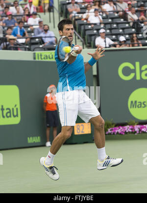 Key Biscayne, Floride, USA. Mar 29, 2016. Key Biscayne, Floride - le 29 mars : Novak Djokovic (SRB) en action ici bat Dominic Thiem(AUT) 6364 2016 à l'Open de Miami au Crandon Tennis Center de Key Biscayne en Floride. Crédit : Andrew Patron/ZUMA/Alamy Fil Live News Banque D'Images