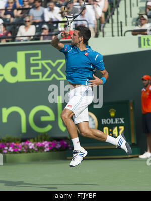 Key Biscayne, Floride, USA. Mar 29, 2016. Key Biscayne, Floride - le 29 mars : Novak Djokovic (SRB) en action ici bat Dominic Thiem(AUT) 6364 2016 à l'Open de Miami au Crandon Tennis Center de Key Biscayne en Floride. Crédit : Andrew Patron/ZUMA/Alamy Fil Live News Banque D'Images