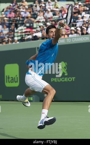 Key Biscayne, Floride, USA. Mar 29, 2016. Key Biscayne, Floride - le 29 mars : Novak Djokovic (SRB) en action ici bat Dominic Thiem(AUT) 6364 2016 à l'Open de Miami au Crandon Tennis Center de Key Biscayne en Floride. Crédit : Andrew Patron/ZUMA/Alamy Fil Live News Banque D'Images