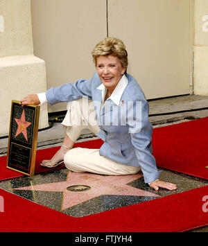 29 mars 2016 - Fichier - PATTY DUKE, (décembre 14, 1946 - Mars 29, 2016) était une actrice américaine de la scène, le cinéma et la télévision. Duc est mort à 69 ans de la septicémie par la rupture de l'intestin. Duc a remporté un Oscar en 1963 pour son rôle d'Helen Keller dans 'The Miracle Worker, ' elle a également joué un rôle d'acclamer sur Broadway. Elle était aussi connue pour des rôles dans 'Valley of the Dolls, ' 'My Sweet Charlie' et 'Me, Natalie, ' ainsi que pour la 'La Patty Duke Show, ' qui a été diffusée de 1963 à 1966. Sur la photo : July 17, 2004 - Hollywood, Californie, États-Unis- PATTY DUKE est honoré avec l'une étoile sur le Hollywood Banque D'Images