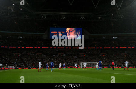 Londres, Grande-Bretagne. Mar 29, 2016. Photo prise le 29 mars 2016 montre une vue générale de la 14e minute du match en l'honneur de Johan Cruyff lors de la match amical entre l'Angleterre et les Pays-Bas au stade de Wembley à Londres, Grande-Bretagne, le 29 mars 2016. L'Angleterre a perdu 1-2. Credit : Han Yan/Xinhua/Alamy Live News Banque D'Images