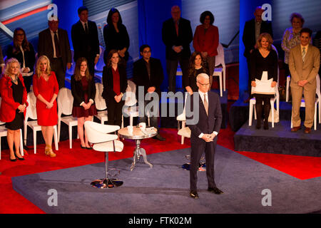 Milwaukee, Wisconsin, États-Unis. Mar 29, 2016. News anchor ANDERSON COOPER de CNN ouvre le GOP Mairie du Riverside Theatre à Milwaukee, Wisconsin Crédit : Daniel DeSlover/ZUMA/Alamy Fil Live News Banque D'Images