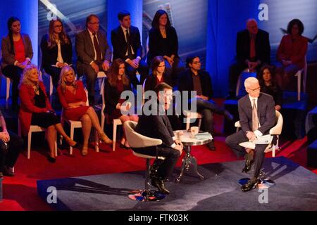 Milwaukee, Wisconsin, États-Unis. Mar 29, 2016. News anchor ANDERSON COOPER parle avec espoir présidentiel républicain TED CRUZ au cours de l'Hôtel de Ville de GOP CNN à la Riverside Theater à Milwaukee, Wisconsin Crédit : Daniel DeSlover/ZUMA/Alamy Fil Live News Banque D'Images