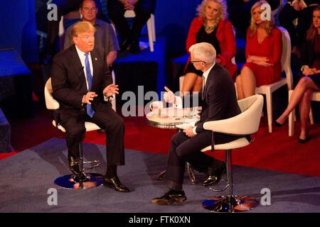 Milwaukee, Wisconsin, États-Unis. Mar 29, 2016. News anchor ANDERSON COOPER parle avec espoir présidentiel républicain Donald Trump au cours de l'Hôtel de Ville de GOP CNN à la Riverside Theater à Milwaukee, Wisconsin Crédit : Daniel DeSlover/ZUMA/Alamy Fil Live News Banque D'Images