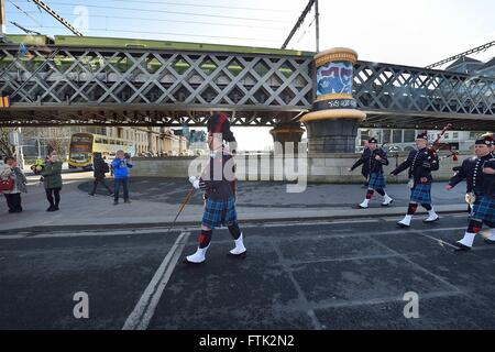 Po Box 5446, CA 94705, USA. Mar 29, 2016. Dublin Fire Brigade cornemuses défilent dans les rues de Dublin tôt le matin dans le cadre des célébrations pour marquer l'Insurrection de Pâques 1916.Cette révolte contre l'Empire britannique a eu lieu à Dublin et dans d'autres villes et villages autour de l'Irlande au cours de la semaine de Pâques de 1916 et a marqué un tournant dans l'histoire de l'Irlande. © Rory joyeux/ZUMA/Alamy Fil Live News Banque D'Images