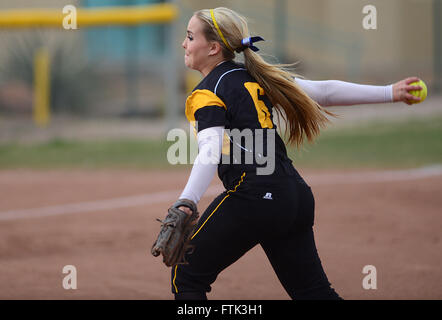 Albuquerque, Nouveau Mexique, USA. Mar 29, 2016. 032916.St. Pius X High School's pitcher Juliette Kelly, lance la balle durant le match joué à Albuquerque High School .photographié le mardi 29 mars, 2016. Adolphe Pierre-Louis/JOURNAL. © Adolphe Pierre-Louis/Albuquerque Journal/ZUMA/Alamy Fil Live News Banque D'Images