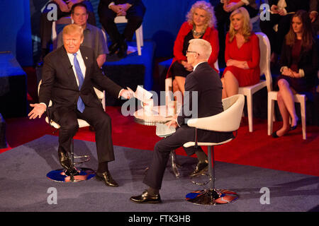 Milwaukee, Wisconsin, États-Unis. Mar 29, 2016. News anchor ANDERSON COOPER parle avec espoir présidentiel républicain Donald Trump au cours de l'Hôtel de Ville de GOP CNN à la Riverside Theater à Milwaukee, Wisconsin Crédit : Daniel DeSlover/ZUMA/Alamy Fil Live News Banque D'Images