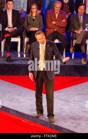 Milwaukee, Wisconsin, États-Unis. Mar 29, 2016. Candidat républicain John Kasich parle au cours de l'Hôtel de Ville de GOP CNN à la Riverside Theater à Milwaukee, Wisconsin Crédit : Daniel DeSlover/ZUMA/Alamy Fil Live News Banque D'Images