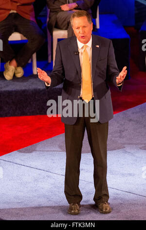 Milwaukee, Wisconsin, États-Unis. Mar 29, 2016. Candidat républicain John Kasich parle au cours de l'Hôtel de Ville de GOP CNN à la Riverside Theater à Milwaukee, Wisconsin Crédit : Daniel DeSlover/ZUMA/Alamy Fil Live News Banque D'Images