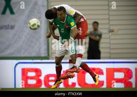 Ciudad de Mexico, Mexique. Mar 29, 2016. Le Mexique Marco Fabian (avant) rivalise avec le Doneil Henry durant leur match de qualification pour la Coupe du Monde 2018 la Russie au stade Azteca de Mexico, capitale du Mexique, le 29 mars 2016. Le Mexique a gagné 2-0. © Alejandro Ayala/Xinhua/Alamy Live News Banque D'Images