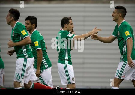 Ciudad de Mexico, Mexique. Mar 29, 2016. Andres Guardado Mexique (2e R) célèbre après avoir marqué avec son coéquipier Raul Jimenez (R) au cours de la qualification pour la Coupe du Monde 2018 La Russie contre le Canada au stade Azteca de Mexico, capitale du Mexique, le 29 mars 2016. Le Mexique a gagné 2-0. © Alejandro Ayala/Xinhua/Alamy Live News Banque D'Images