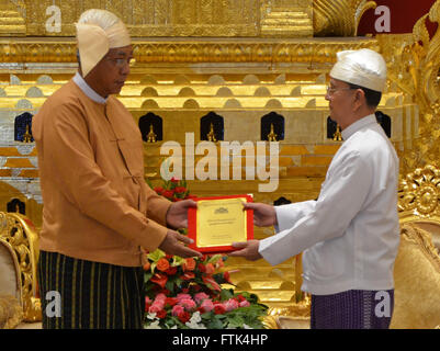 Nay Pyi Taw. 30Th Mar, 2016. Sortant du Myanmar Le Président U Thein Sein (R) plus de puissance à mains président nouvellement élu, le président du Myanmar U Kyaw Htin (L) au Palais présidentiel de Nay Pyi Taw, le Myanmar, le 30 mars 2016. Source : Xinhua/Alamy Live News Banque D'Images