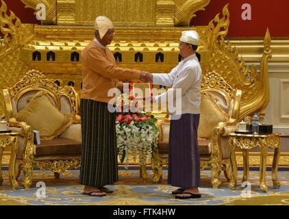 Nay Pyi Taw. 30Th Mar, 2016. Sortant du Myanmar Le Président U Thein Sein (R) plus de puissance à mains président nouvellement élu, le président du Myanmar U Kyaw Htin (L) au Palais présidentiel de Nay Pyi Taw, le Myanmar, le 30 mars 2016. Source : Xinhua/Alamy Live News Banque D'Images