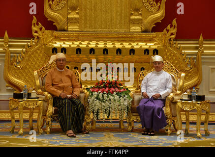 Nay Pyi Taw. 30Th Mar, 2016. Le président sortant du Myanmar U Thein Sein (R) rencontre avec le Président nouvellement élu du Myanmar U Htin Kyaw président au cours de la cérémonie de passation des pouvoirs au palais présidentiel à Nay Pyi Taw, le Myanmar, le 30 mars 2016. Source : Xinhua/Alamy Live News Banque D'Images