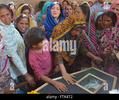 Lahore, Pakistan. Mar 28, 2016. Les chrétiens pakistanais le deuil pendant les funérailles du 27 mars attentat suicide victimes. L'armée pakistanaise a lancé des raids et des cinq terroristes ont été tués et plus de 600 suspects arrêtés dans une vaste opération lancée par les forces de sécurité en périphérie de Lahore, après qu'un kamikaze taliban tués 78 blessés et plus de 350 personnes dans un parc bondé sur un Dimanche de Pâques. © Rana Sajid Hussain/Pacific Press/Alamy Live News Banque D'Images