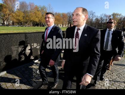 Washington, DC., USA. 29 mars, 2016. Le secrétaire américain à la défense, Ashton Carter, gauche, et secrétaire des Affaires des anciens combattants Robert McDonald visiter le Vietnam Veterans Memorial pour marquer la Journée des anciens combattants du Vietnam, 29 mars 2016 à Washington, DC. Credit : Planetpix/Alamy Live News Banque D'Images