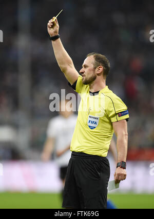 Munich, Allemagne. Mar 29, 2016. Drachta arbitre Oliver pendant le match de football entre l'Allemagne et l'Italie dans l'Allianz Arena de Munich, Allemagne, 29 mars 2016. Photo : Tobias HASE/dpa/Alamy Live News Banque D'Images