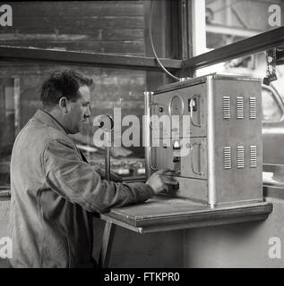 Années 1950, l'opérateur historique mâle du câble de l'envoi d'un message de la station câble transatlantique à Waterville, Kerry, Irlande. Banque D'Images