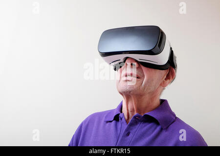 Casque de réalité virtuelle portés par man Banque D'Images