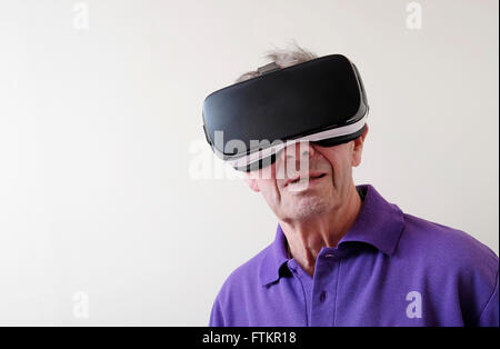 Casque de réalité virtuelle portés par man Banque D'Images