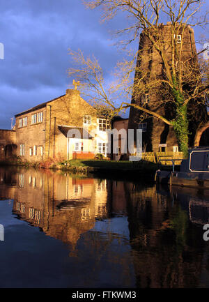 L'ancien moulin sur les bords de la Leeds et Liverpool canal à Lutry dans West Lancashire est éclairé par le soleil couchant. Banque D'Images