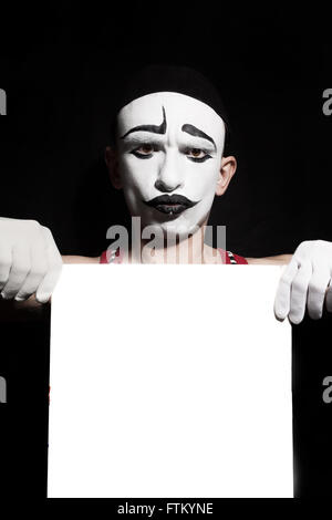 Portrait de mime holding white feuille dans les mains sales Banque D'Images