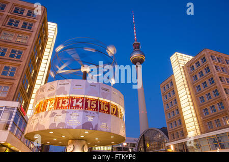 Berlin Alexanderplatz, du monde (Weltzeituhr), l'horloge et la tour de télévision Banque D'Images