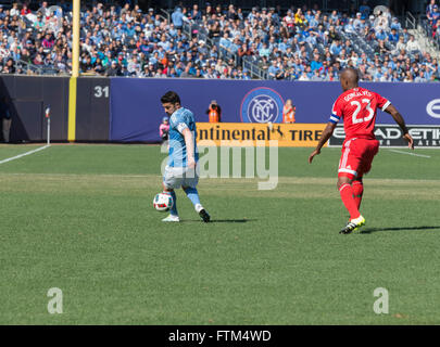 New York, NY USA - Mars 26, 2016 : David Villa (7) de New York City FC se bat pour la balle avec Jose Goncalves (23) de New England Revolution au Yankee Stadium Banque D'Images