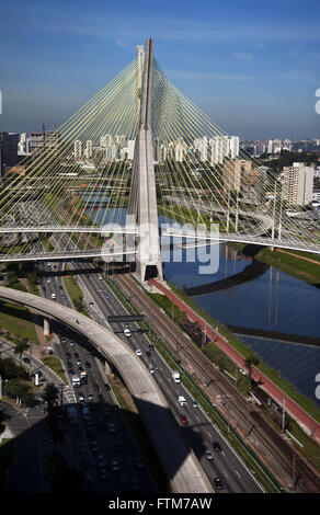 Cable-Stayed Bridge Octavio Frias de Oliveira et l'Avenue Nacoes Unies Banque D'Images