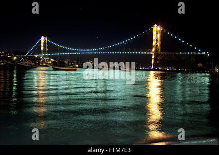 Vue depuis le pont Hercilio City Light Florianopolis - construit en 1922, relie l'île au continent Banque D'Images