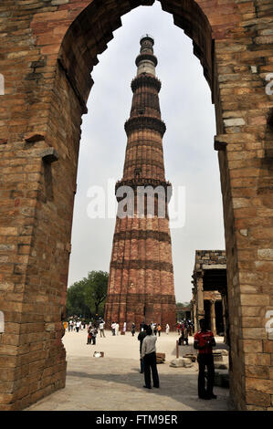 Qûtb Minâr - le plus haut minaret de briques dans le monde dans la ville de New Delhi Banque D'Images
